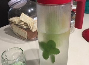Una foto de Agua fresca (pepino-limón-menta)