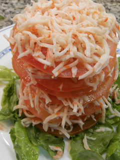 Una foto de Milhojas de tomate con surimi y bonito