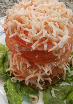Una foto de Milhojas de tomate con surimi y bonito