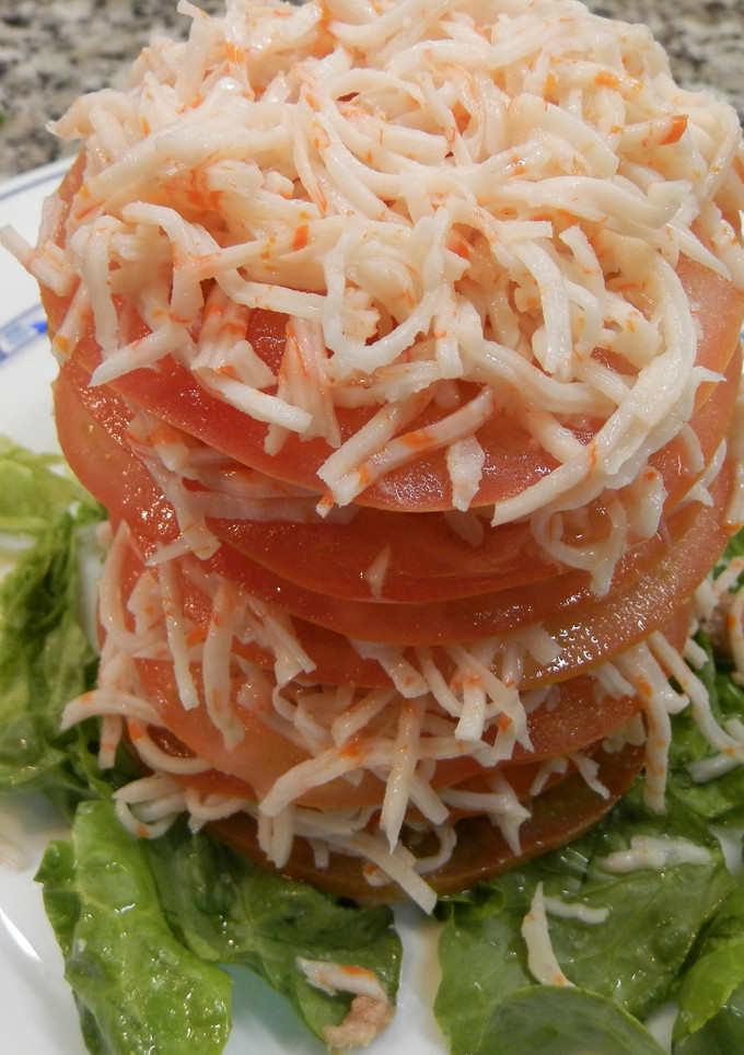 Una foto de Milhojas de tomate con surimi y bonito