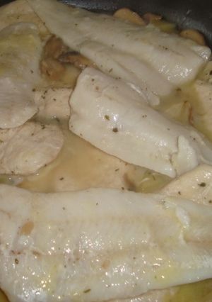 Una foto de Merluza con gambas en salsa verde