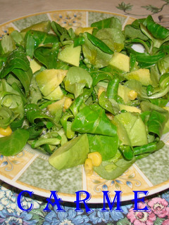 Una foto de Ensalada de canónigos aguacate y maiz