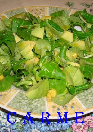 Una foto de Ensalada de canónigos aguacate y maiz