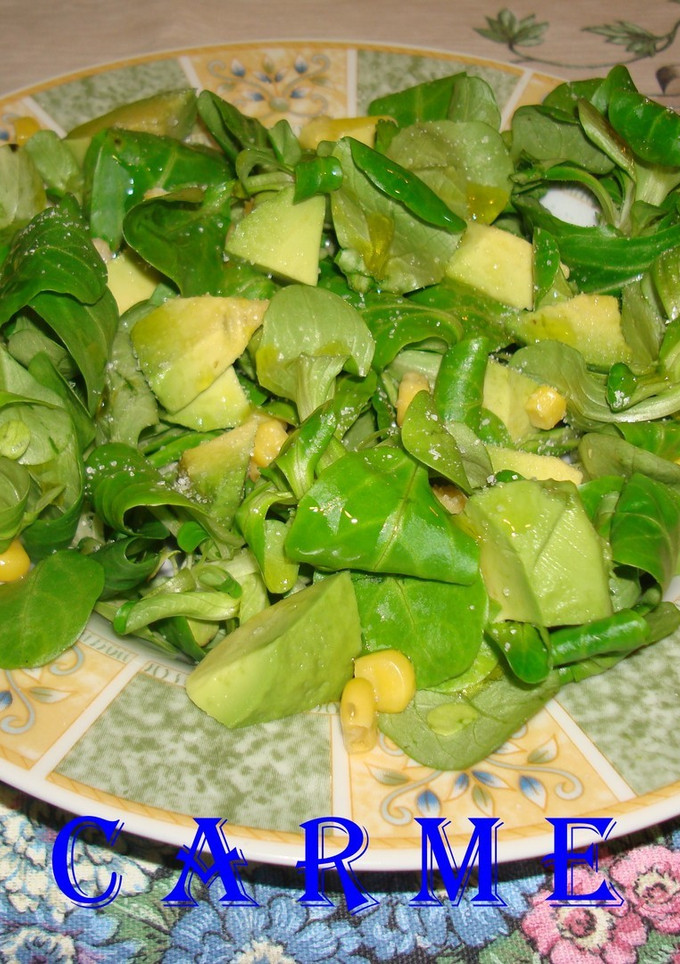 Una foto de Ensalada de canónigos aguacate y maiz