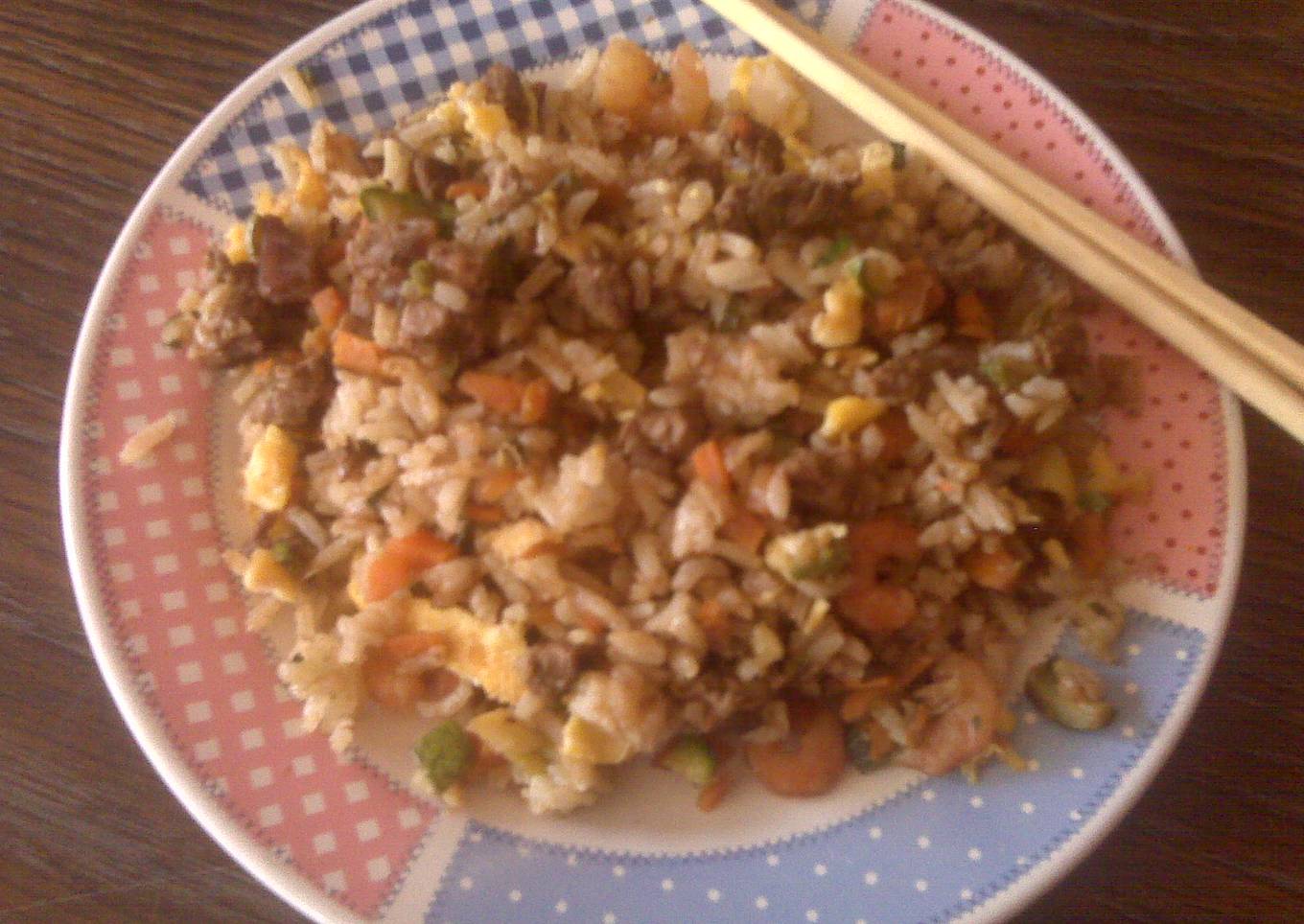 Arroz frito con camarón y carne