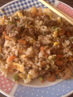 Una foto de Arroz frito con camarón y carne