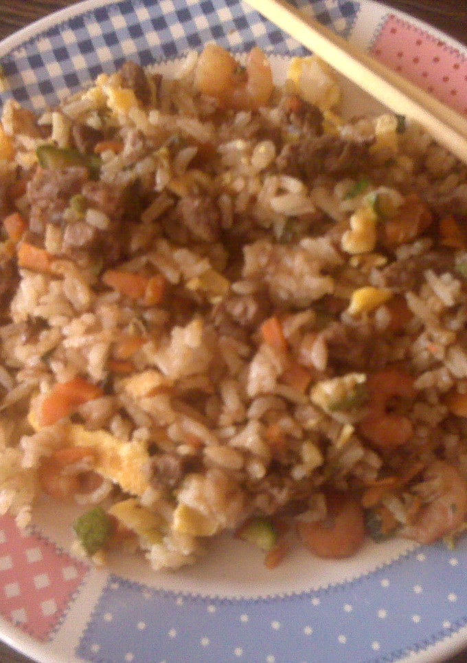 Una foto de Arroz frito con camarón y carne