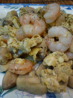 Una foto de Revuelto de huevo, gambas y champiñon