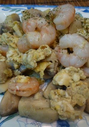 Una foto de Revuelto de huevo, gambas y champiñon