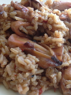 Una foto de Calamares con arroz y pimientos rojos