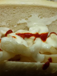 Una foto de Bocadillo de calamares con salsa picante