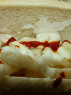 Una foto de Bocadillo de calamares con salsa picante