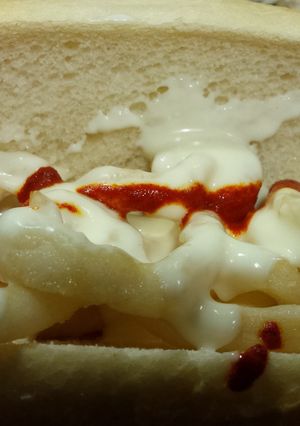 Una foto de Bocadillo de calamares con salsa picante
