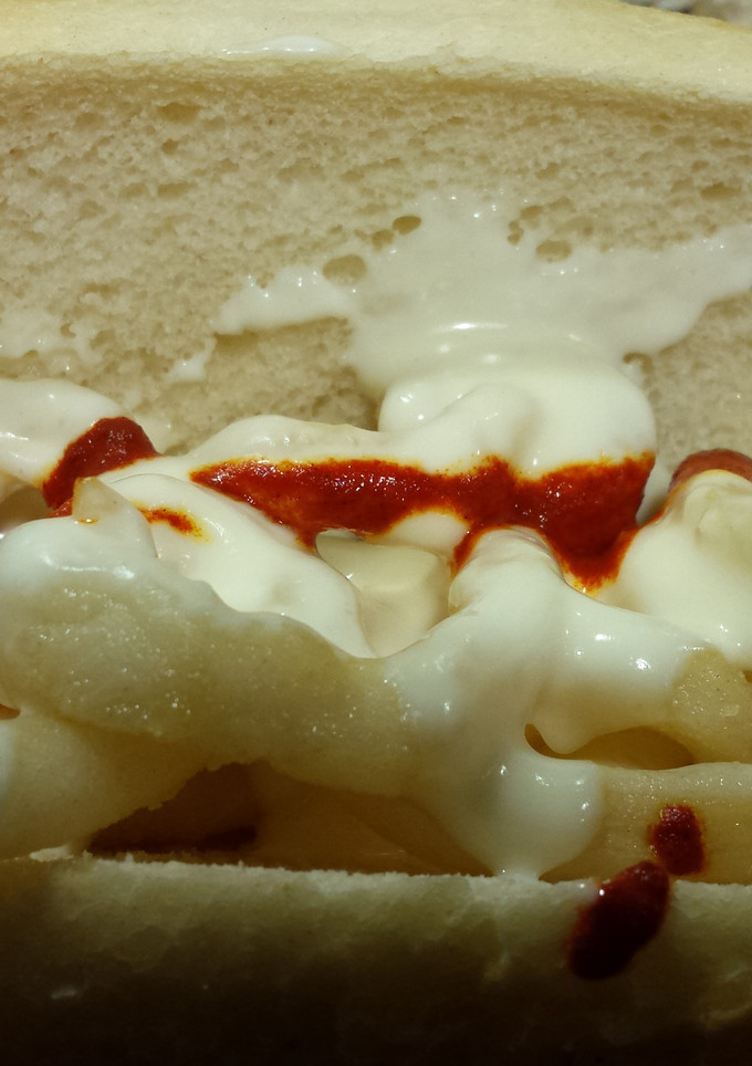 Una foto de Bocadillo de calamares con salsa picante