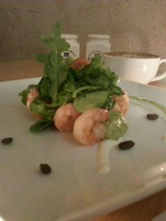 Una foto de Guacamole cremoso con gambas