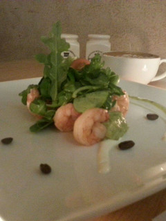 Una foto de Guacamole cremoso con gambas