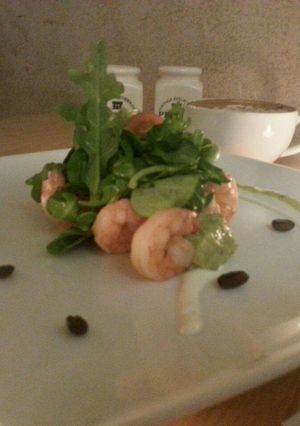 Una foto de Guacamole cremoso con gambas