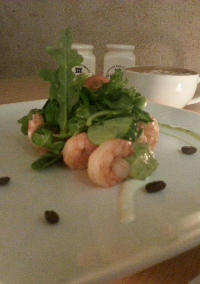Una foto de Guacamole cremoso con gambas