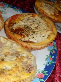 Una foto de Tartita súper fácil de queso y tomate