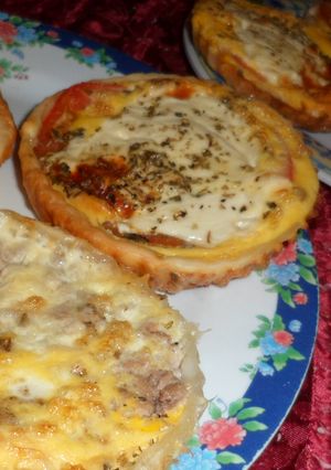 Una foto de Tartita súper fácil de queso y tomate