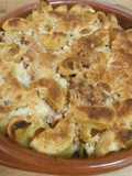 Pasta gratinada con salsa de tomate y carne picada