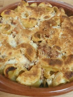 Una foto de Pasta gratinada con salsa de tomate y carne picada
