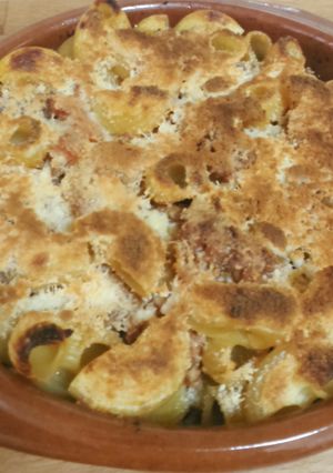 Una foto de Pasta gratinada con salsa de tomate y carne picada
