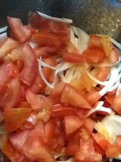 Una foto de Ensalada de tomate y cebolla