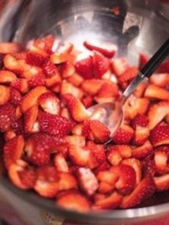 Una foto de Fresones con vinagre de manzana y azúcar moreno
