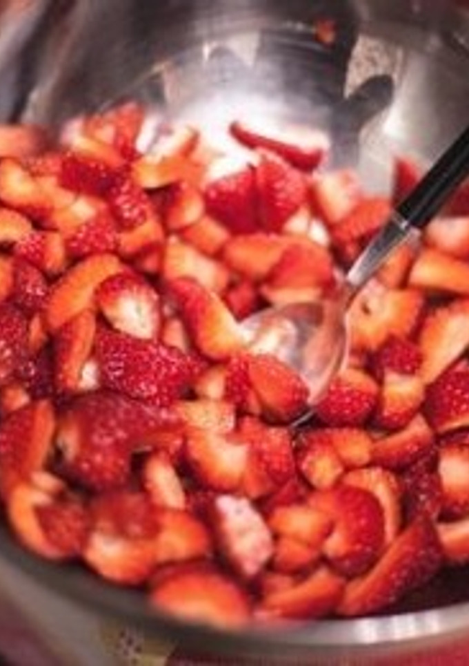Una foto de Fresones con vinagre de manzana y azúcar moreno