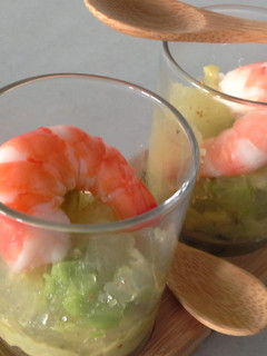 Una foto de Mousse de aguacate con gelatina de curry