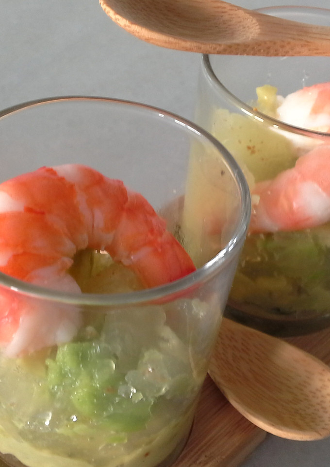 Una foto de Mousse de aguacate con gelatina de curry