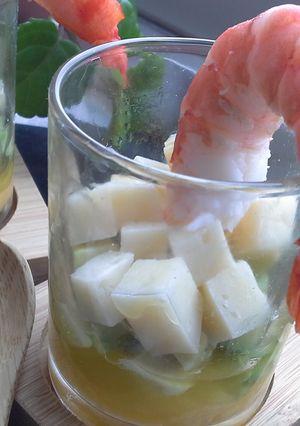 Una foto de Falso trifle de mango, aguacate y queso
