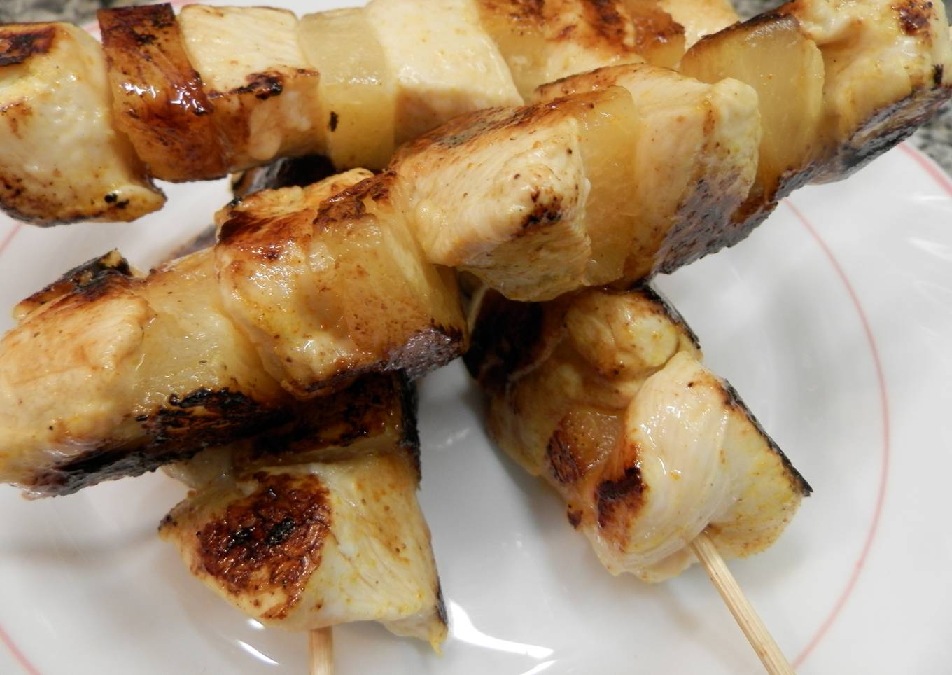 Brocheta de pollo y piña con curry