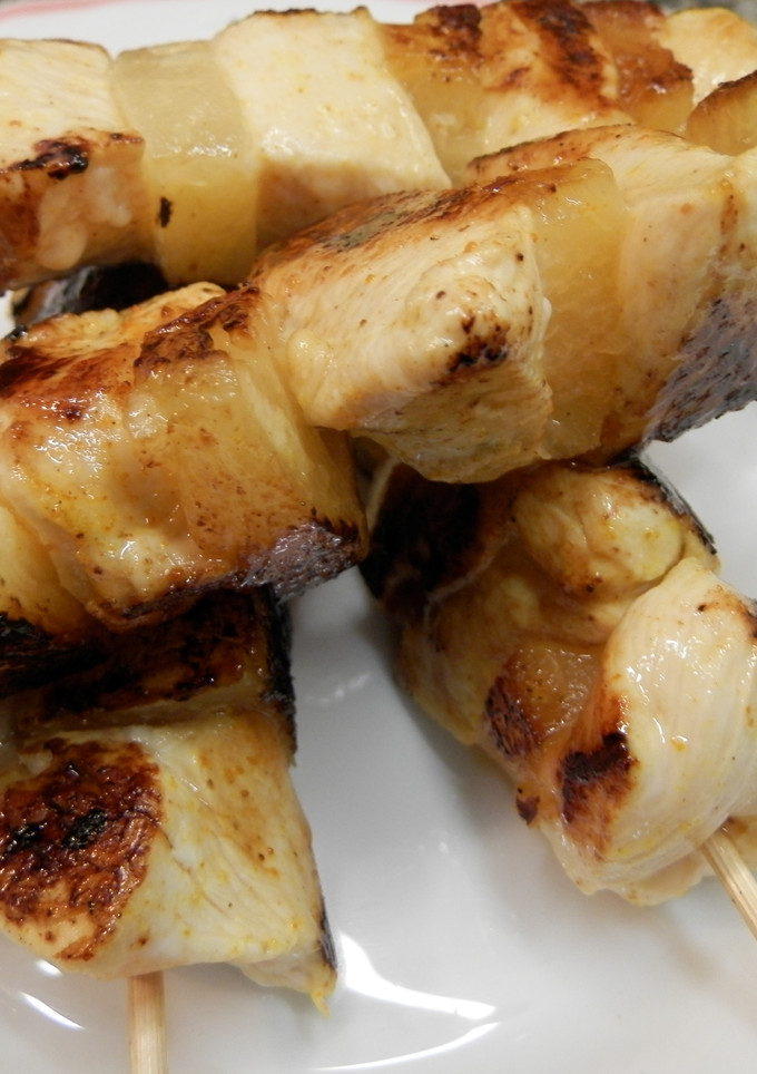 Una foto de Brocheta de pollo y piña con curry