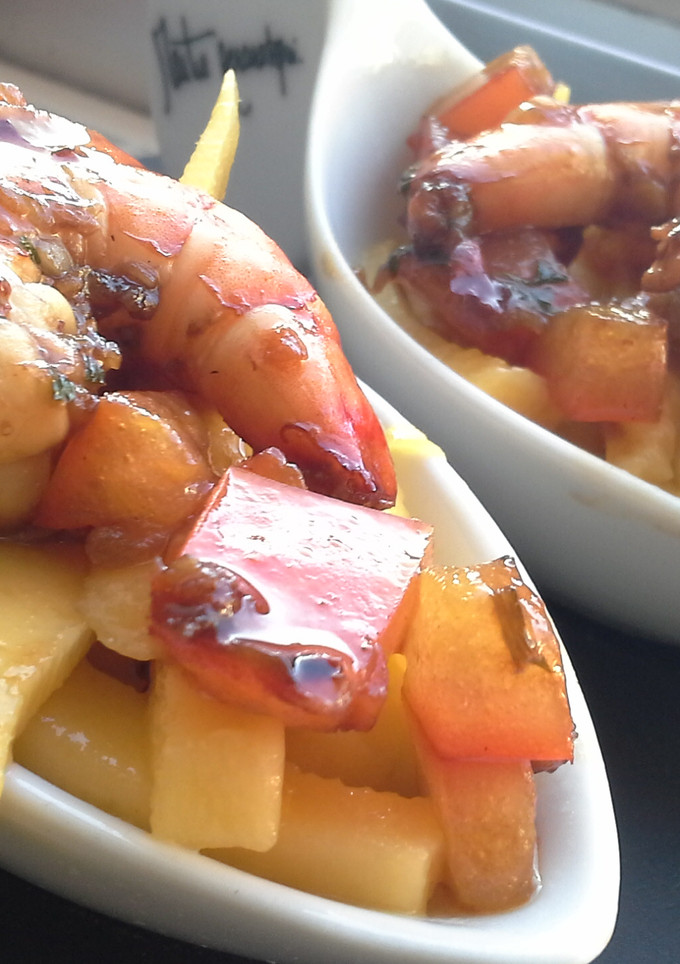 Una foto de Cucharilla de langostinos picantes con mango