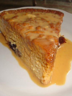 Una foto de Postre de bizcocho y flan