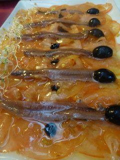 Una foto de Entrante de tomate con anchoas