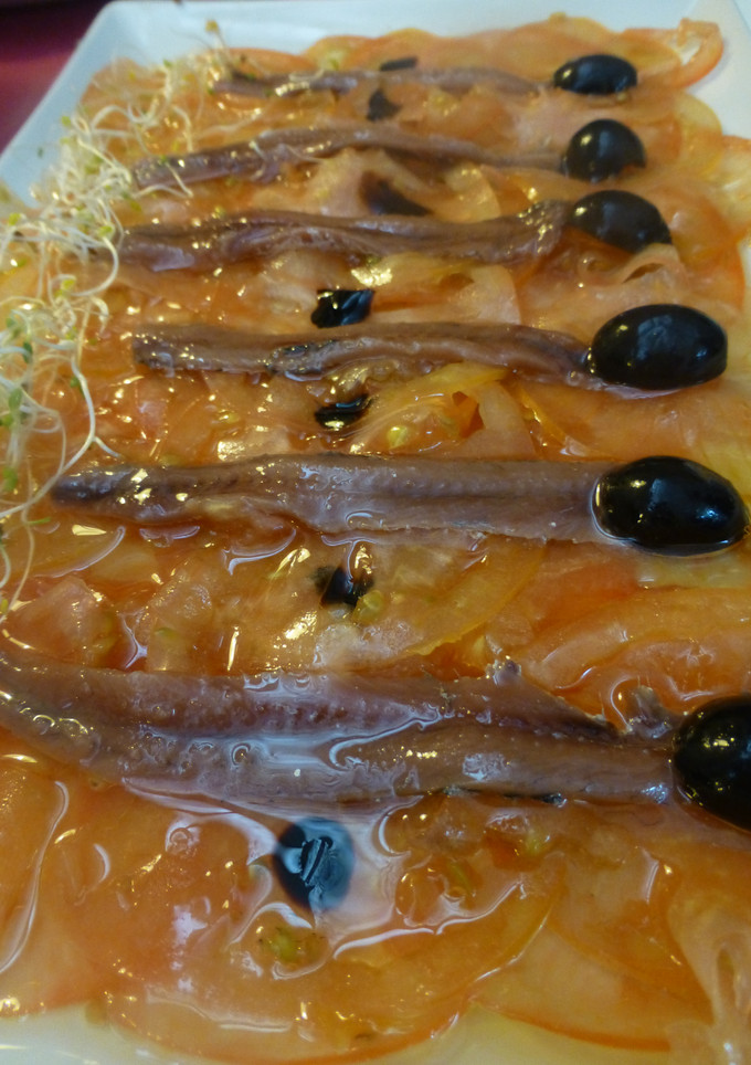 Una foto de Entrante de tomate con anchoas