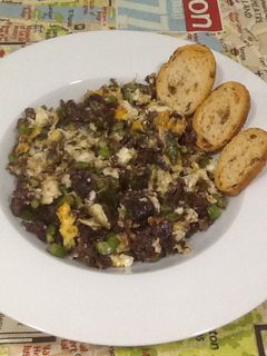 Una foto de Revuelto de morcilla de cebolla de Ontinyent con espárragos verdes