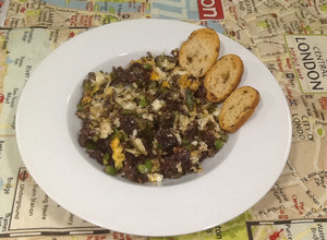 Foto principal de Revuelto de morcilla de cebolla de Ontinyent con espárragos verdes