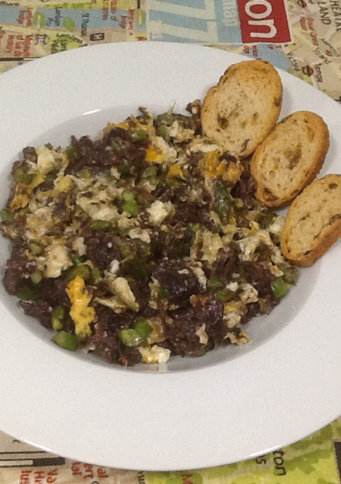 Una foto de Revuelto de morcilla de cebolla de Ontinyent con espárragos verdes