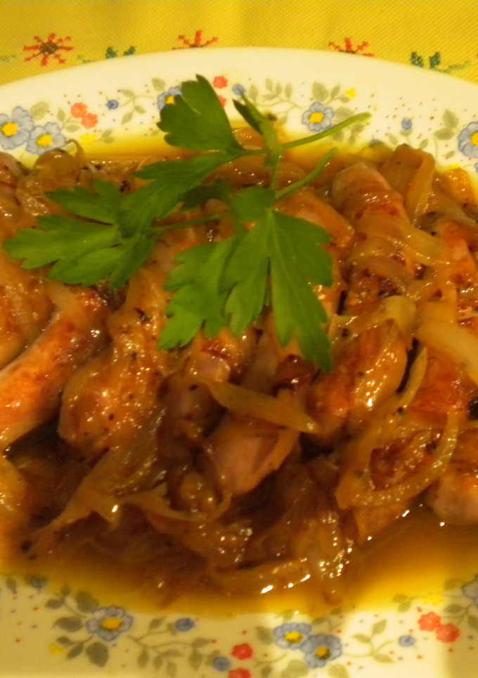 Una foto de Salchichas encebolladas