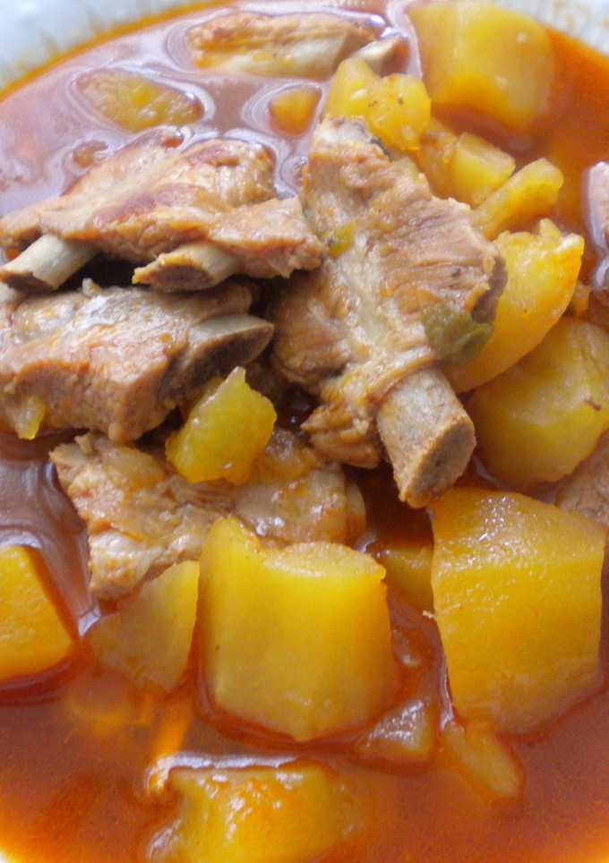 Una foto de Estofado de patatas y costilla