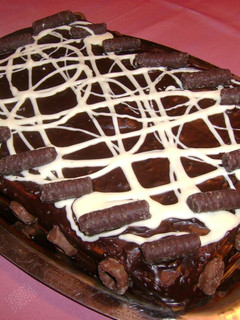 Una foto de Postre de chocolinas con queso crema y dulce de leche