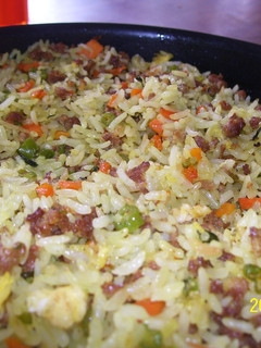 Una foto de Arroz chino con carne de soya