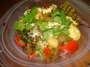 Una foto de ensalada con repollo morado y remolacha