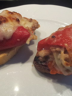 Una foto de Pimientos del piquillo gratinados y rellenos de atún