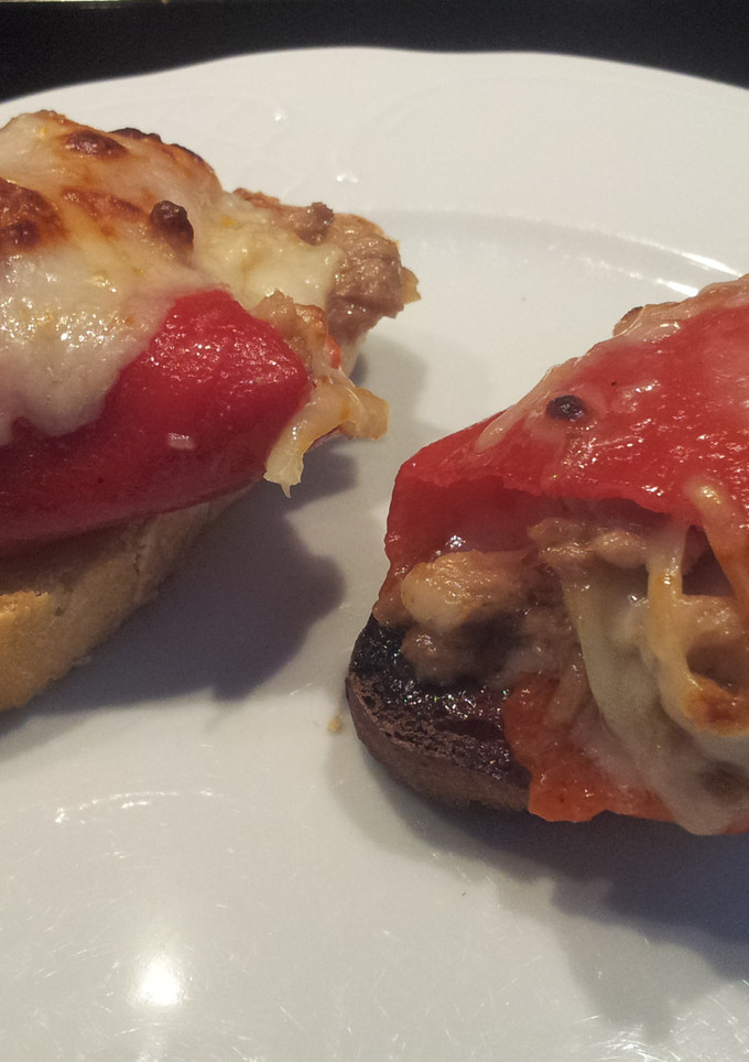 Una foto de Pimientos del piquillo gratinados y rellenos de atún