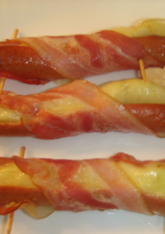 Una foto de Salchichas enrolladas con queso brie y panceta